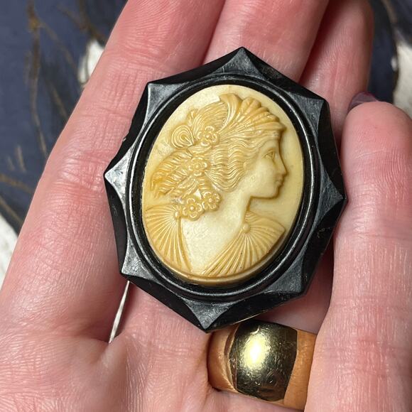 Antique Vintage Carved Acrylic Cameo Brooch Unsigned - Picture 2 of 7